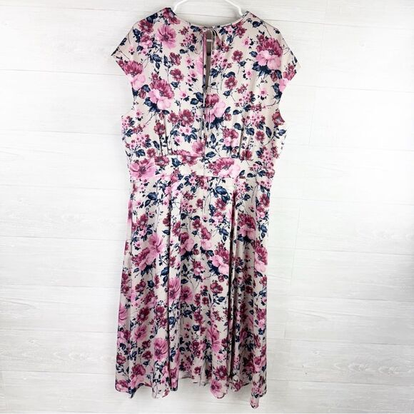 Gal Meets Glam Julia Seersucker Floral Midi Dress - Picture 5 of 7